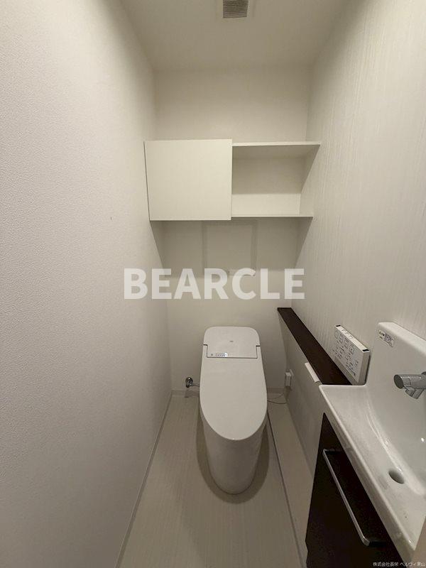 トイレ　落ち着いた色調のトイレです