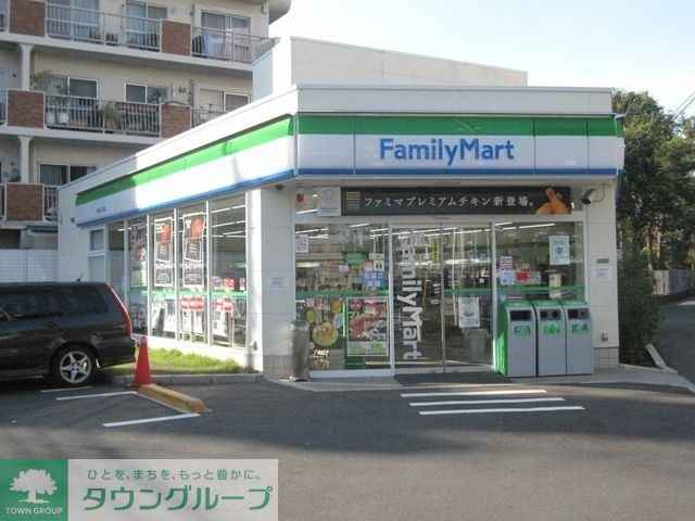 コンビニ　ファミリーマート（コンビニ）まで800m