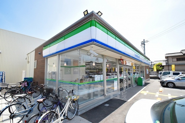 コンビニ　ファミリーマート　高井田西三丁目（コンビニ）まで467m