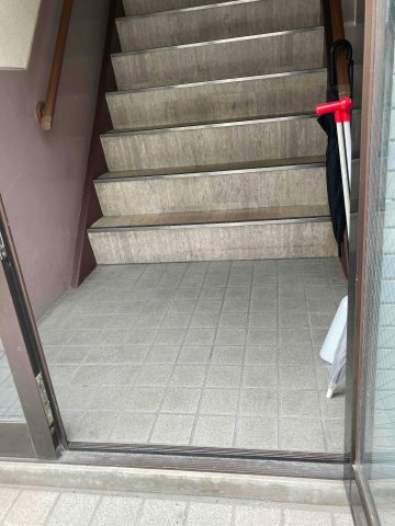 エントランス　階段には両側に手すりがあります