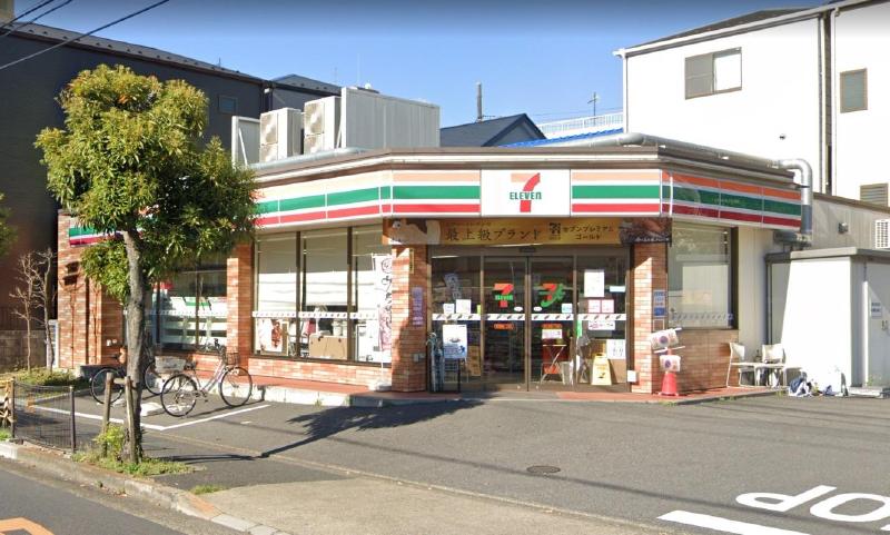コンビニ　セブン-イレブン足立綾瀬１丁目店（コンビニ）まで300m
