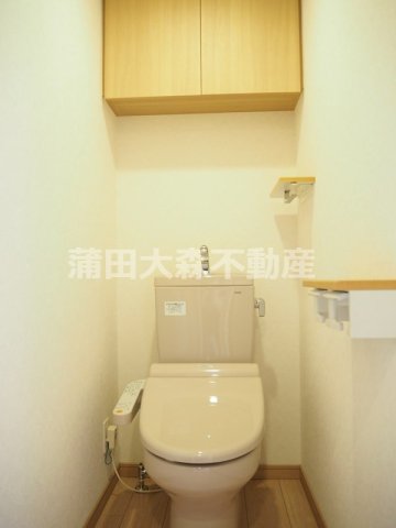 トイレ　棚収納と温水暖房便座付きのトイレ