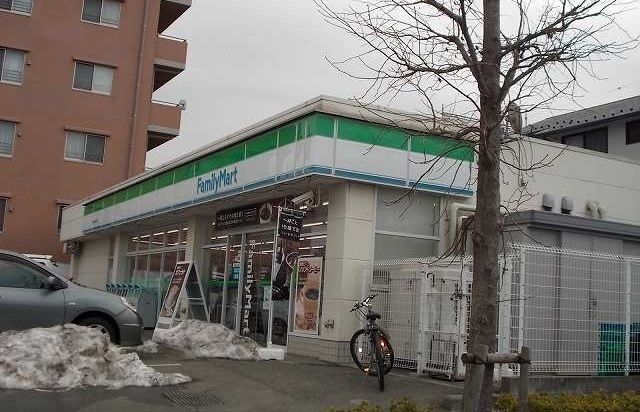コンビニ　ファミリーマート（コンビニ）まで600m