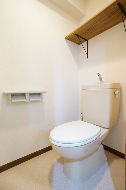 トイレ　別号室の写真となります。