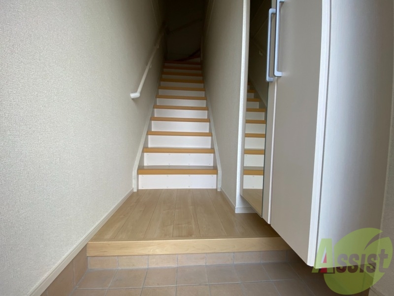 玄関　玄関から撮影しました。二階部分のお部屋なので