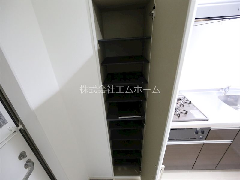 玄関　玄関　シューズボックス付（収納充実してます）