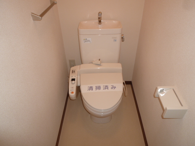 トイレ　ウォッシュレット付便座♪小さいですが棚もありますよ！
