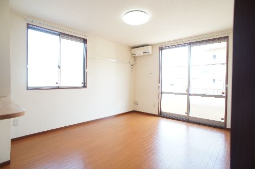 居室・リビング　南面リビング★窓が多いのも角部屋ならでは！ですよ♪