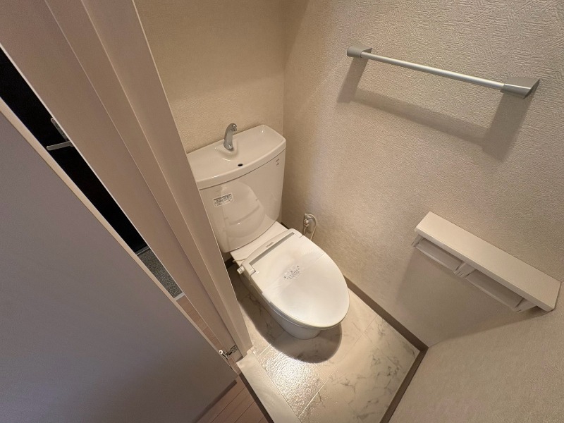 トイレ　トイレです。タオル掛けもついて便利ですね。