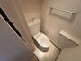トイレ　トイレです。タオル掛けもついて便利ですね。