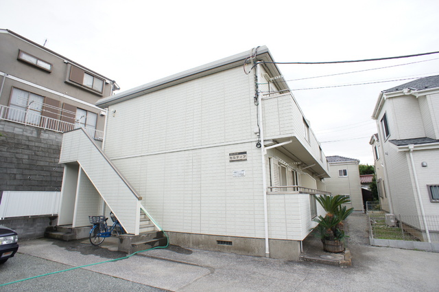建物外観　軽量鉄骨造なので耐震◎