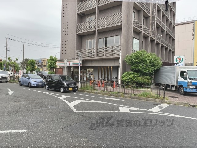 コンビニ　セブンイレブン奈良芝辻町店（コンビニ）まで140m