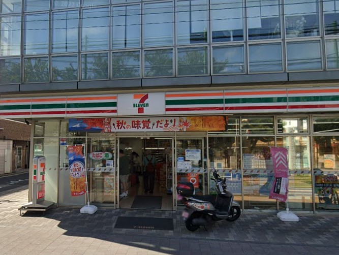 コンビニ　セブンイレブン（コンビニ）まで194m