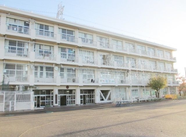 小学校　横浜市立名瀬小学校（小学校）まで508m