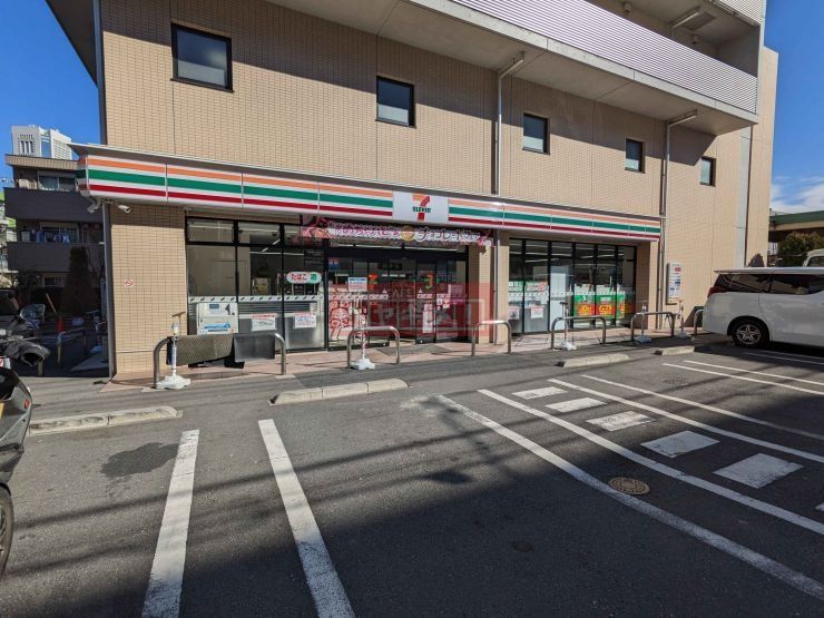 コンビニ　セブンイレブン初台店（コンビニ）まで320m