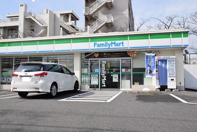 コンビニ　ファミリーマート 緑潮見が丘店（コンビニ）まで700m