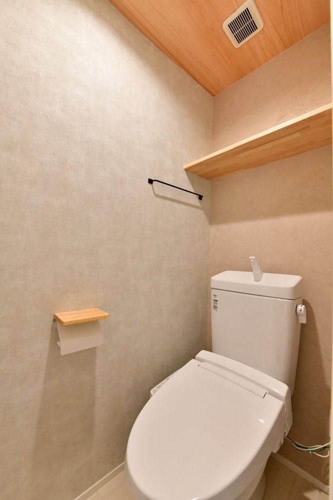 トイレ　落ち着いた色調のトイレです