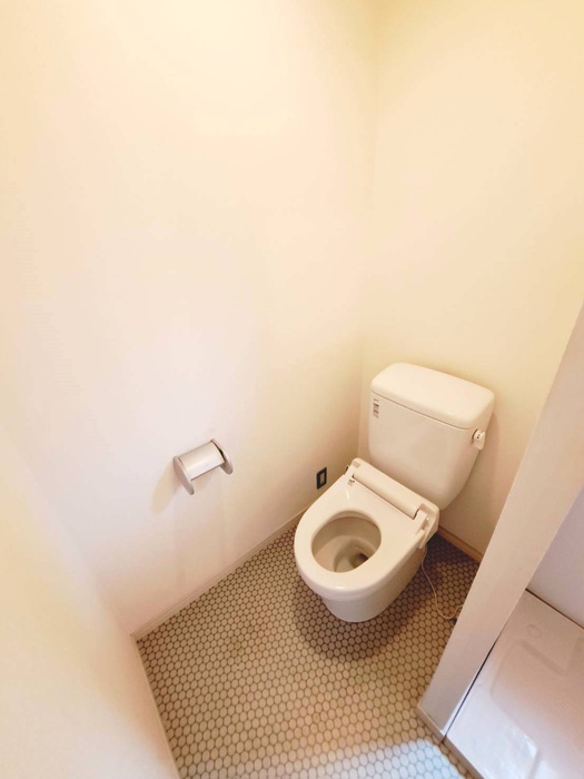 トイレ　参考写真（同物件、別のお部屋の写真です）