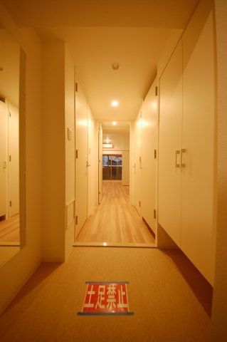 アドバンス江坂ラシュレの玄関写真