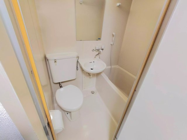 バス・シャワールーム　コンパクトで使いやすいお風呂です