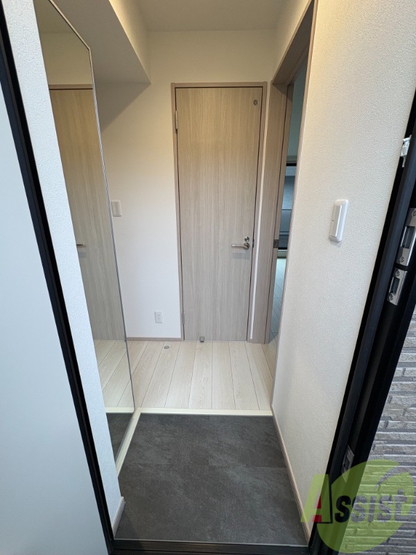 玄関　玄関からの様子です。すぐ部屋が見えないのは安心ですね。