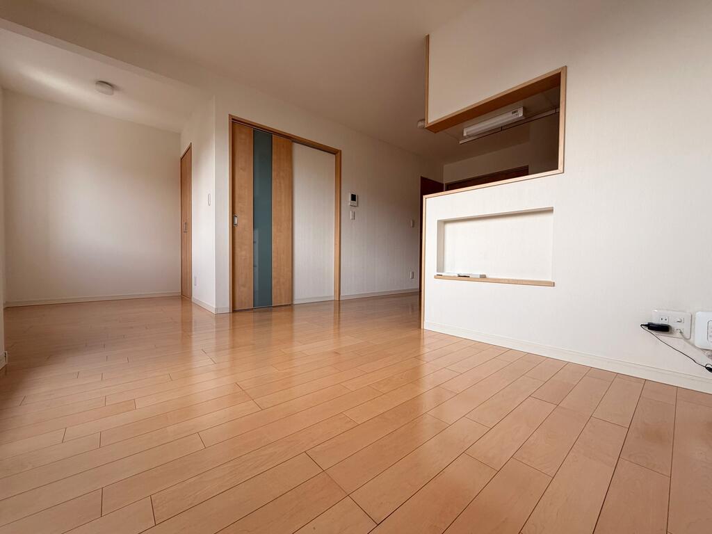 グランツリー富塚 204号の居間写真