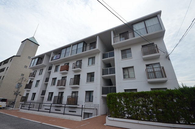 広島市西区井口台のマンションの建物外観