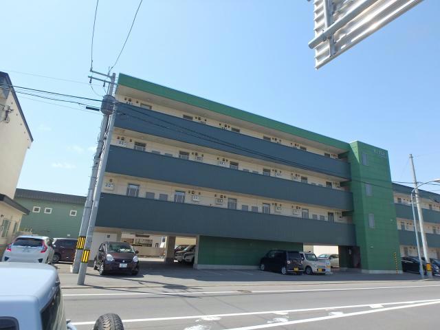 函館市富岡町のアパートの建物外観