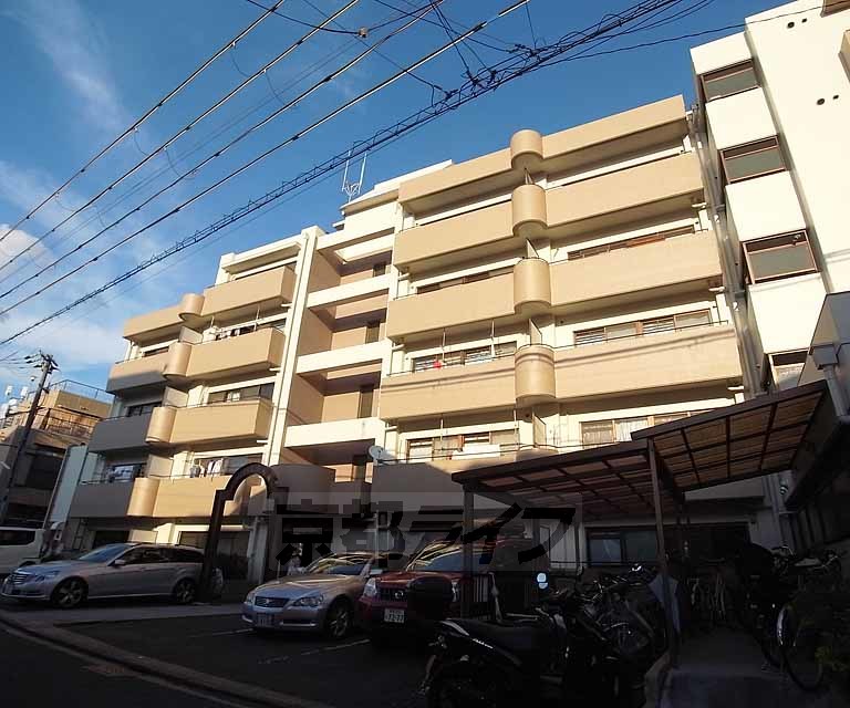 京都市伏見区深草秡川町のマンションの建物外観
