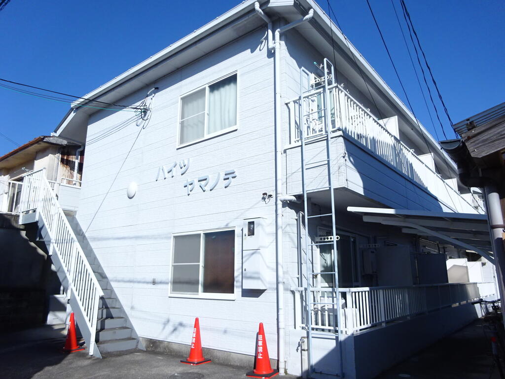 【田辺市高雄のアパートの建物外観】