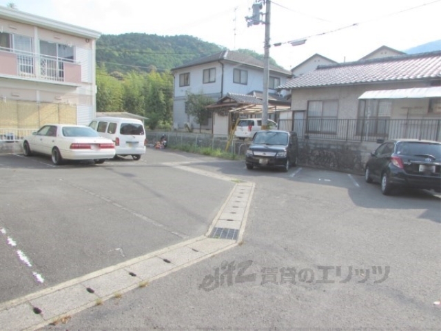 【京都市左京区上高野口小森町のアパートの駐車場】