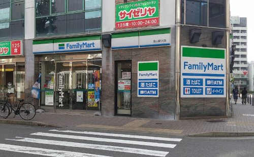 コンビニ　ファミリーマート 金山駅北店（コンビニ）まで669m