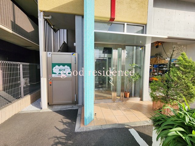 エントランス　【ショッピングモールやスーパー至近♪】オススメ物件です！