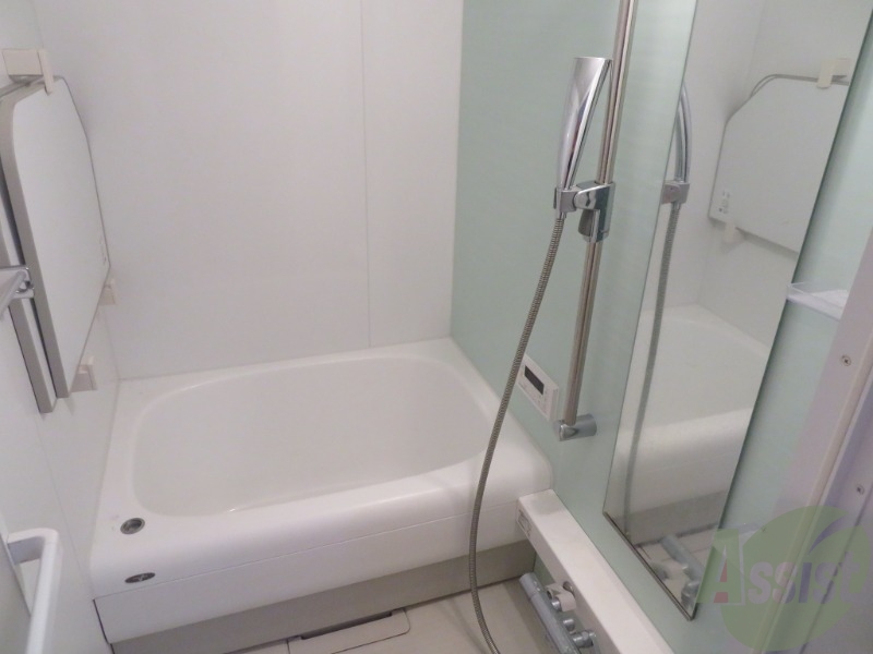 バス・シャワールーム　浴槽も広く、棚もありストレス無く使用出来そうですね。