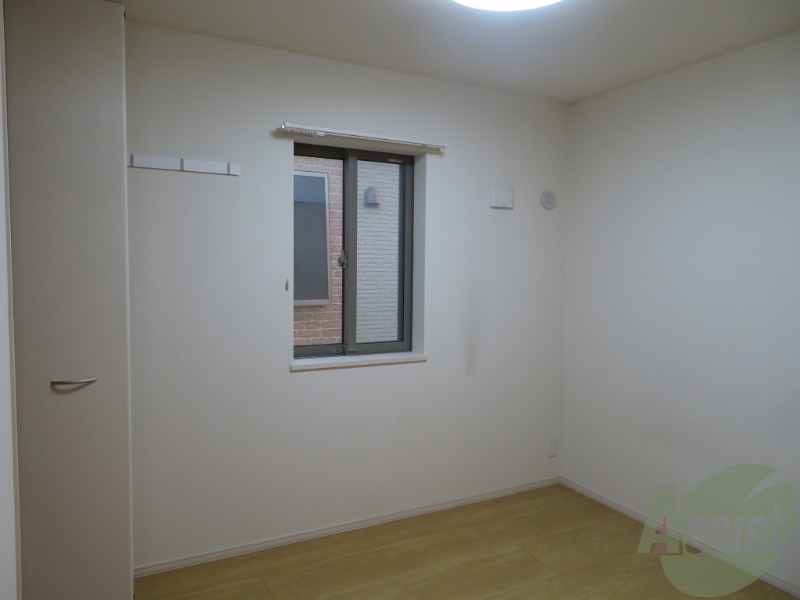 その他部屋・スペース　寝室としてもスペースに余裕があり、陽当たりが良さそうですね。