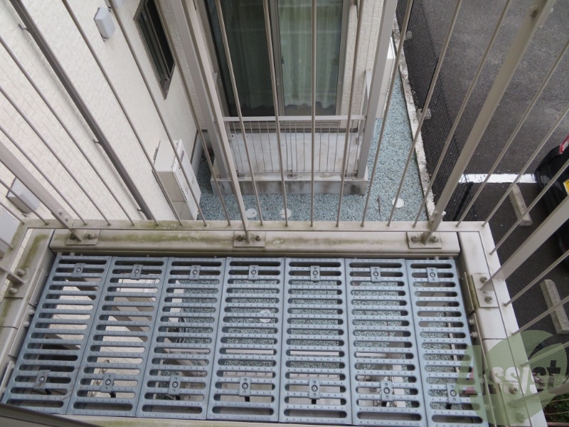 バルコニー　バルコニースペースも広く、洗濯物も問題なく干せそうですね。