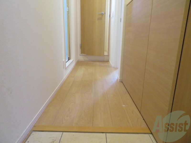 玄関　モノトーンの内装はシンプルで綺麗に見えますね。