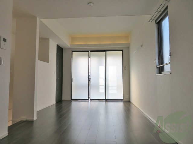 居室・リビング　白いクロスが特徴の明るいお部屋でくつろいでいただけます