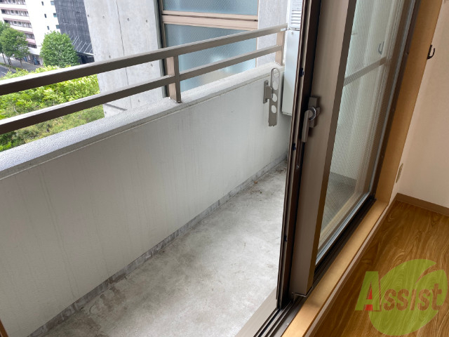 バルコニー　少し小さくても洗濯物はちゃんと外に干せますよ。