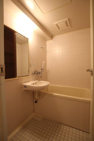 バス・シャワールーム　同マンション別室参考写真。