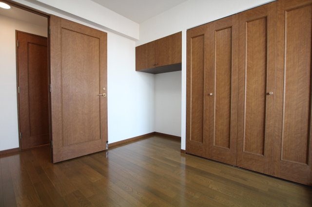 居室・リビング　同マンション別室参考写真。