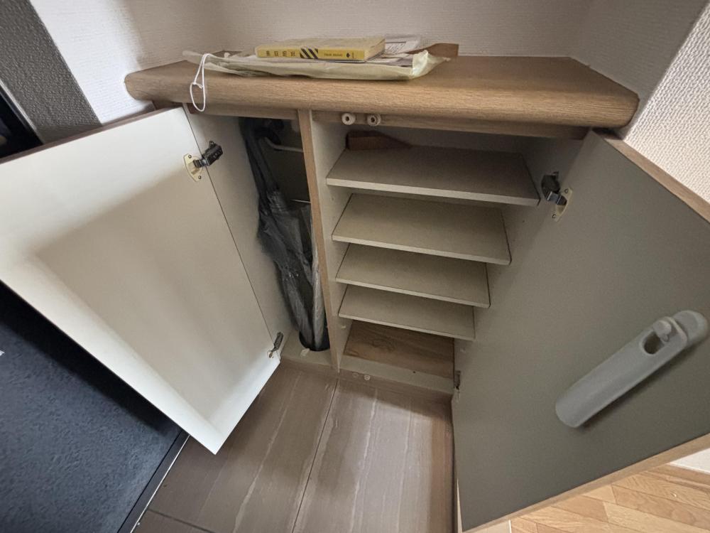 玄関　同マンション別室参考写真。