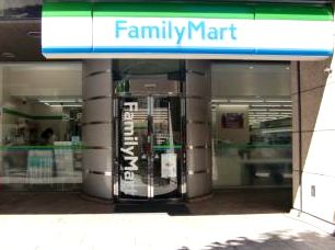 コンビニ　ファミリーマート（コンビニ）まで80m