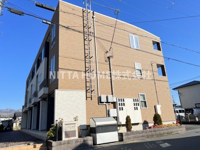 エントランス　専用のゴミ捨て場もあります＊