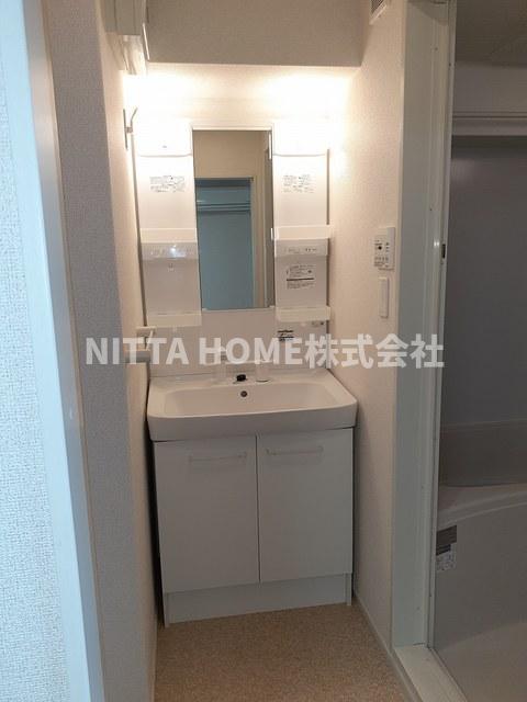 洗面設備　シャワー付き洗面台で身支度はバッチリ＊