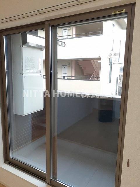 バルコニー　バルコニー付きで洗濯物も干せます＊