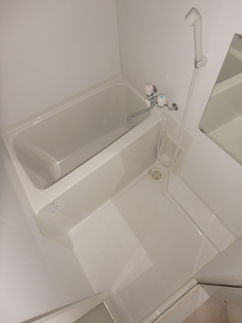 バス・シャワールーム　清潔感のあるバスルームです。