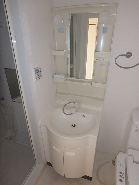 洗面設備　忙しい朝も安心の独立洗面台です。