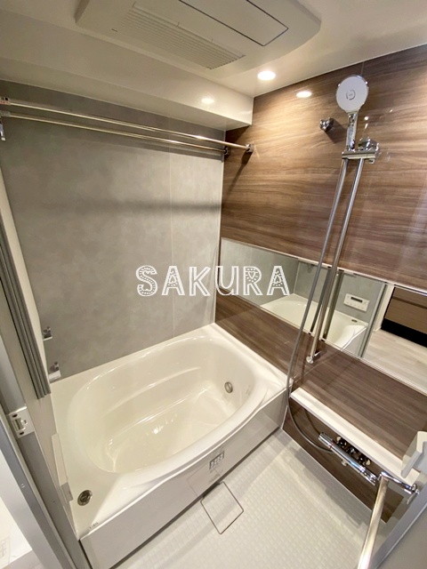 バス・シャワールーム　嬉しい追い焚き・浴室乾燥機付きです♪