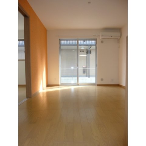 居室・リビング　参考写真（同物件別部屋）